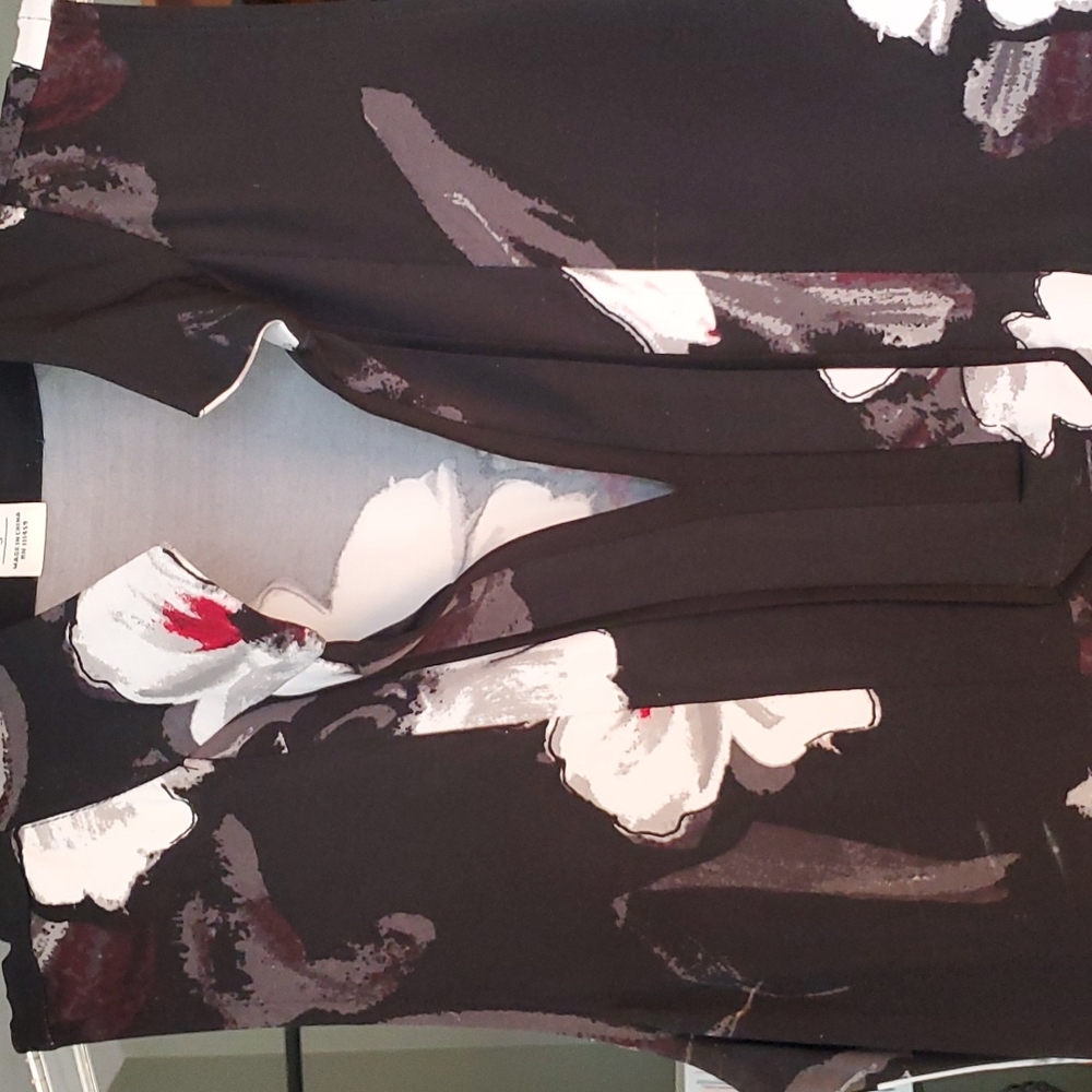 White House Black Market Black and White Floral Tunic - Picture 5 of 11